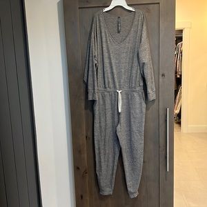 Vuori pants suit
